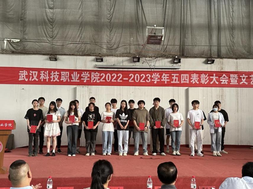 Beat365官网举办2022-2023学年“五四”表彰大会暨文艺汇演