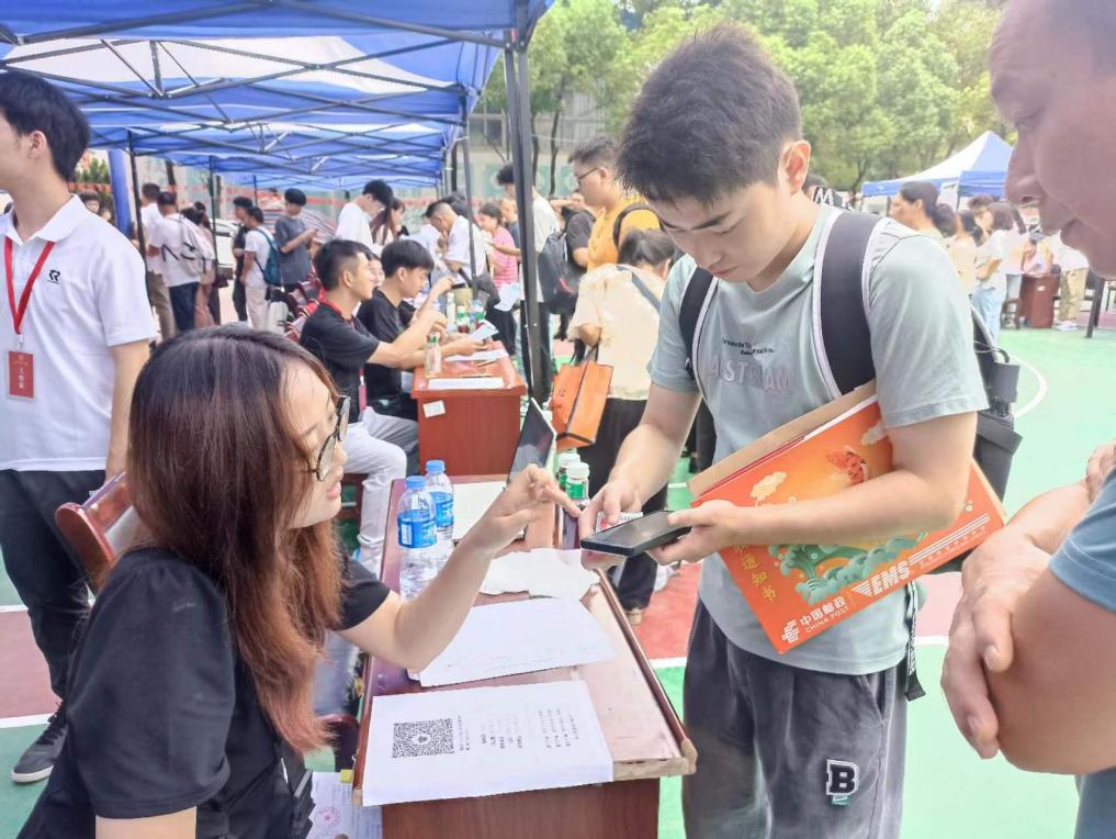 Beat365官网顺利开展迎接2023级新生报道工作