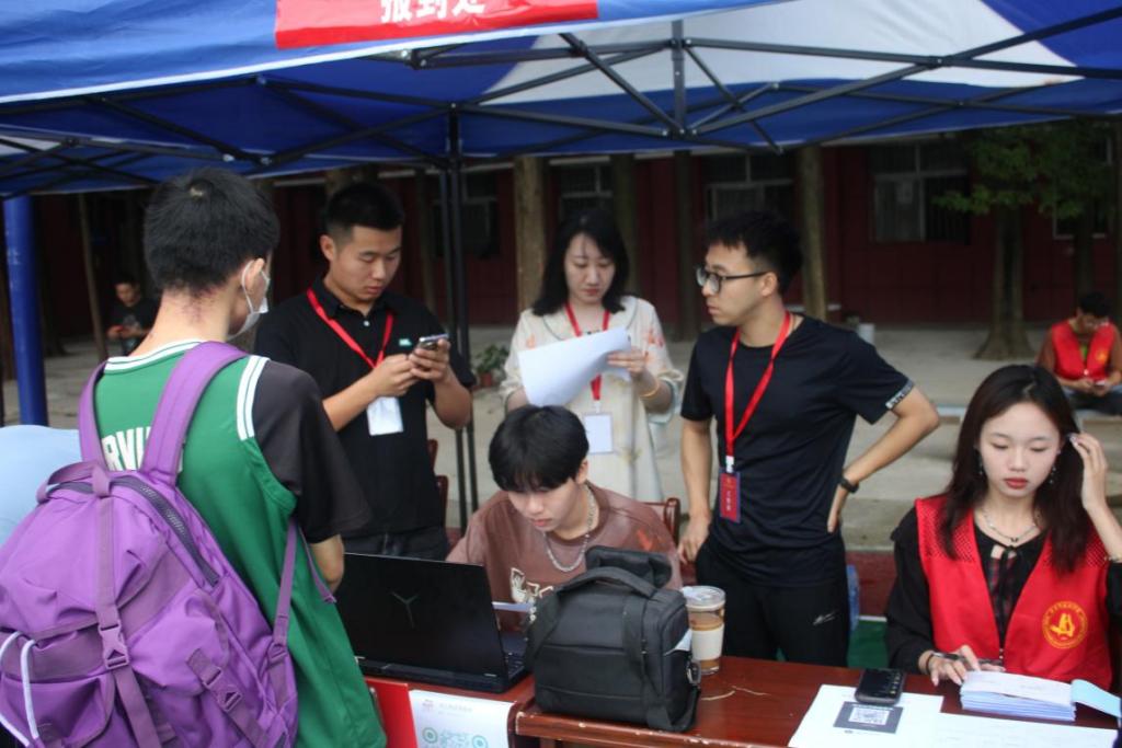 Beat365官网顺利开展迎接2023级新生报道工作