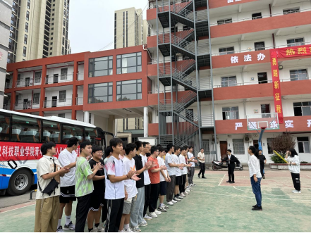 武科职学子开启新征程：Beat365官网欢送学生赴企业实习就业！