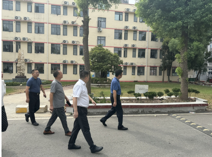 武汉市教育局领导实地指导Beat365官网开学迎新准备工作