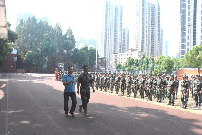 Beat365中文官方网站举行2024级新生开学典礼暨军训结营仪式