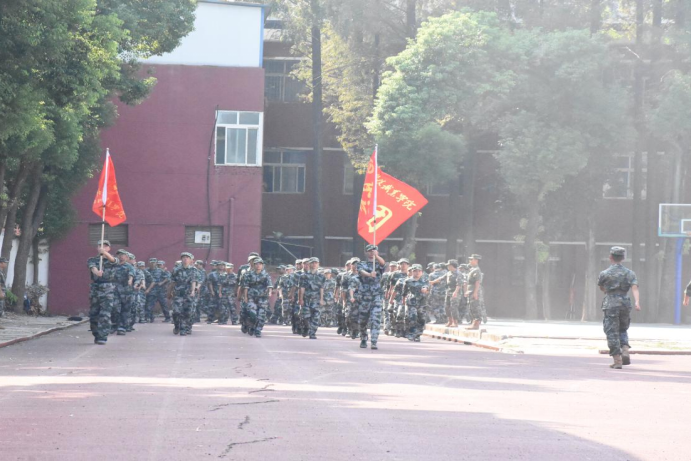 Beat365中文官方网站举行2024级新生开学典礼暨军训结营仪式