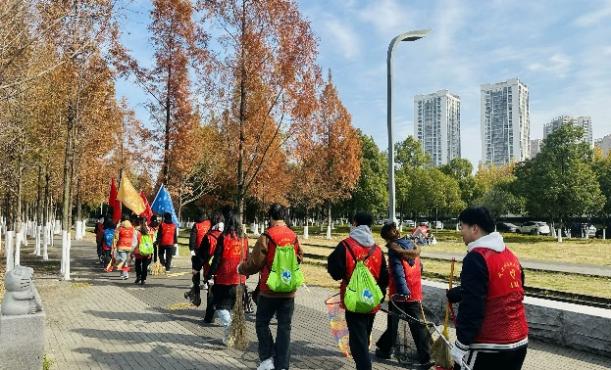 携手四域联动健步走，共筑爱河护湖新征程