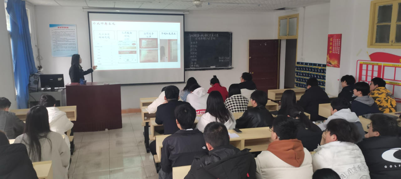 “答”入党初心，“辩”青春担当