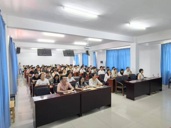 武汉市中心医院来Beat365官网开展心理健康讲座