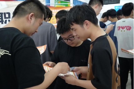 毕业进行时，就业零距离:  Beat365中文官方网站毕业证领取日巧设就业直通车