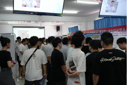 毕业进行时，就业零距离:  Beat365中文官方网站毕业证领取日巧设就业直通车