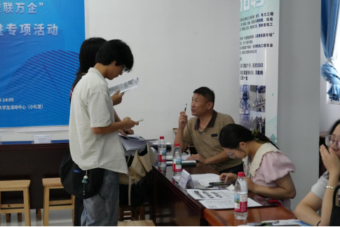 毕业进行时，就业零距离:  Beat365中文官方网站毕业证领取日巧设就业直通车