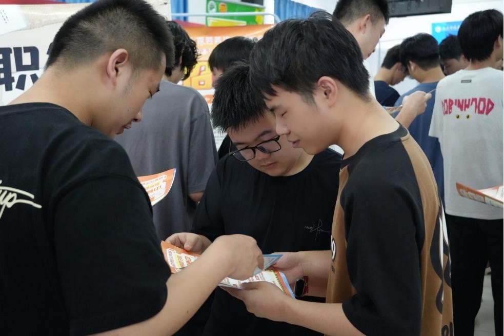 毕业进行时，就业零距离:  Beat365中文官方网站毕业证领取日巧设就业直通车