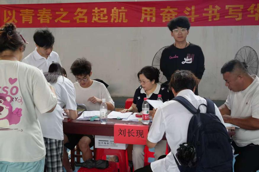 青春启航 梦想绽放——Beat365中文官方网站2025届毕业季