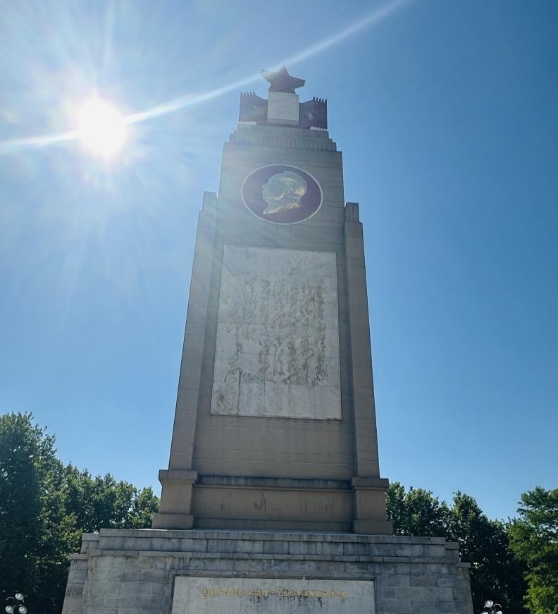 汲取防汛精神力量，共筑高校党建新篇——Beat365中文官方网站、武汉城市职业学院计算机与电子信息工程学院共赴武汉防汛纪念碑开展主题党建活动