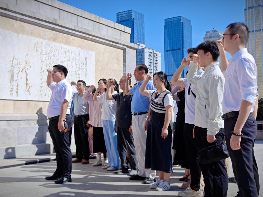 汲取防汛精神力量，共筑高校党建新篇——Beat365中文官方网站、武汉城市职业学院计算机与电子信息工程学院共赴武汉防汛纪念碑开展主题党建活动