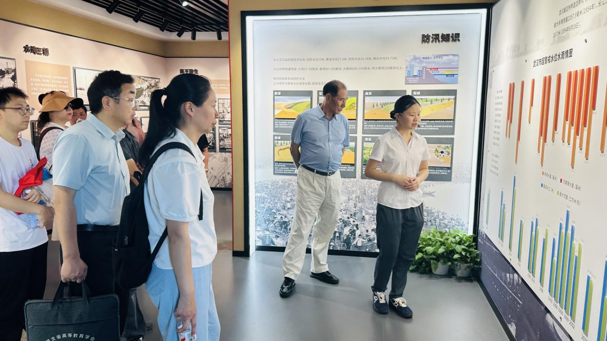 汲取防汛精神力量，共筑高校党建新篇——Beat365中文官方网站、武汉城市职业学院计算机与电子信息工程学院共赴武汉防汛纪念碑开展主题党建活动