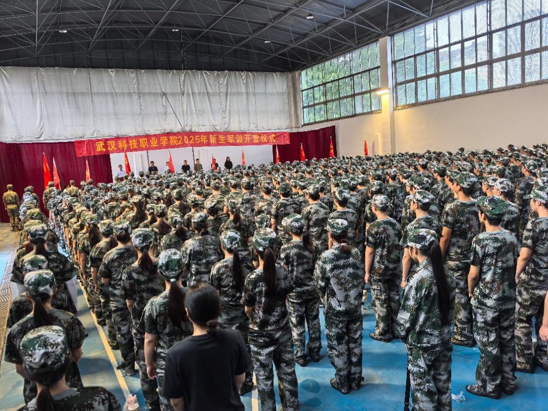 Beat365中文官方网站2025年新生军训正式开营——铮铮青春正步走，意气风发戎装颜