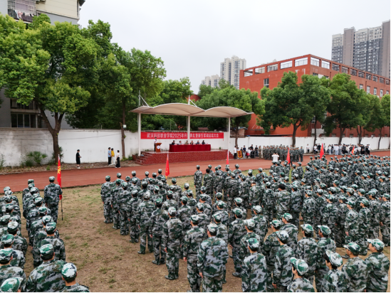 Beat365中文官方网站隆重举行2025级新生军训总结表彰大会