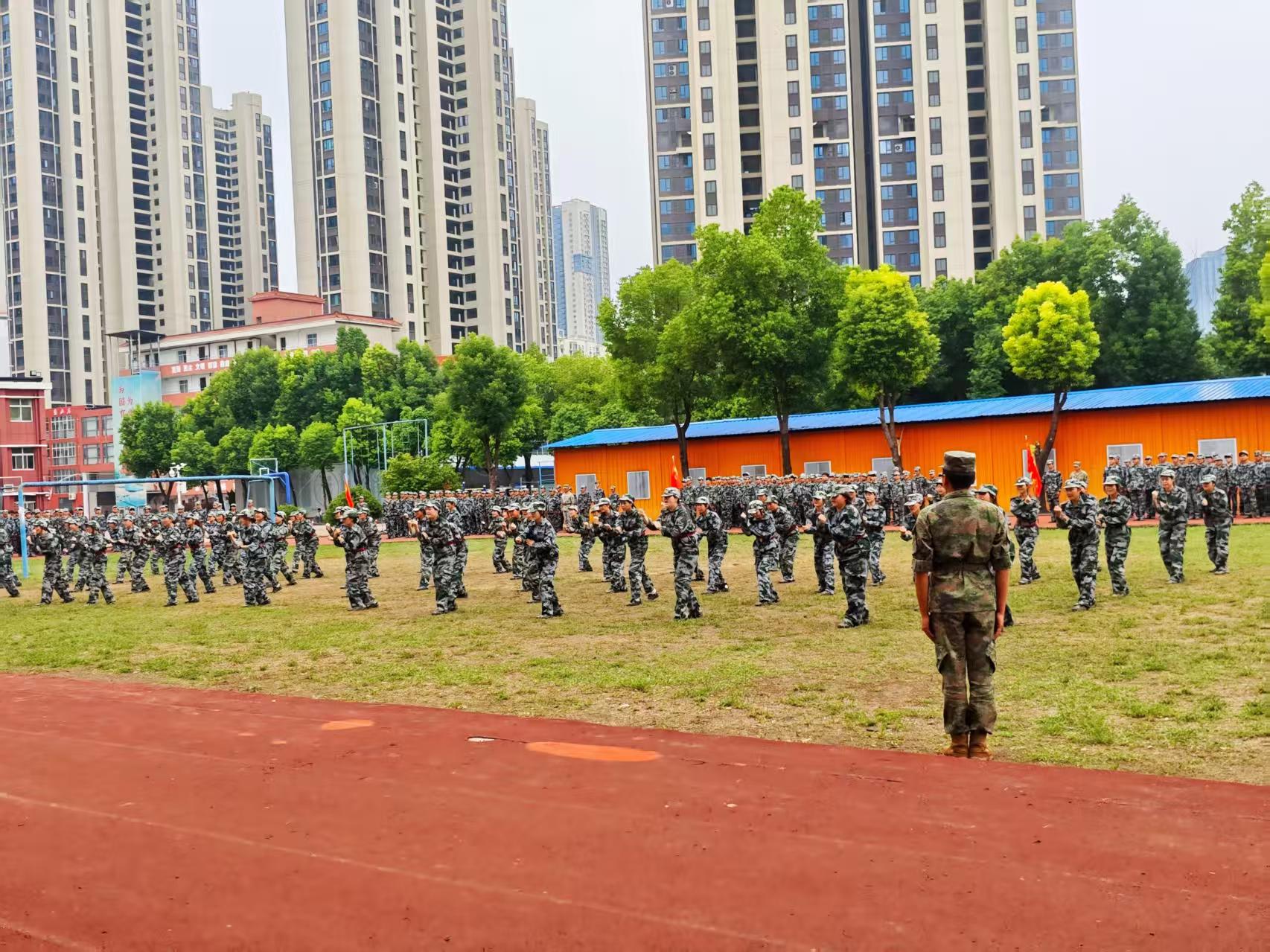 Beat365中文官方网站隆重举行2025级新生军训总结表彰大会