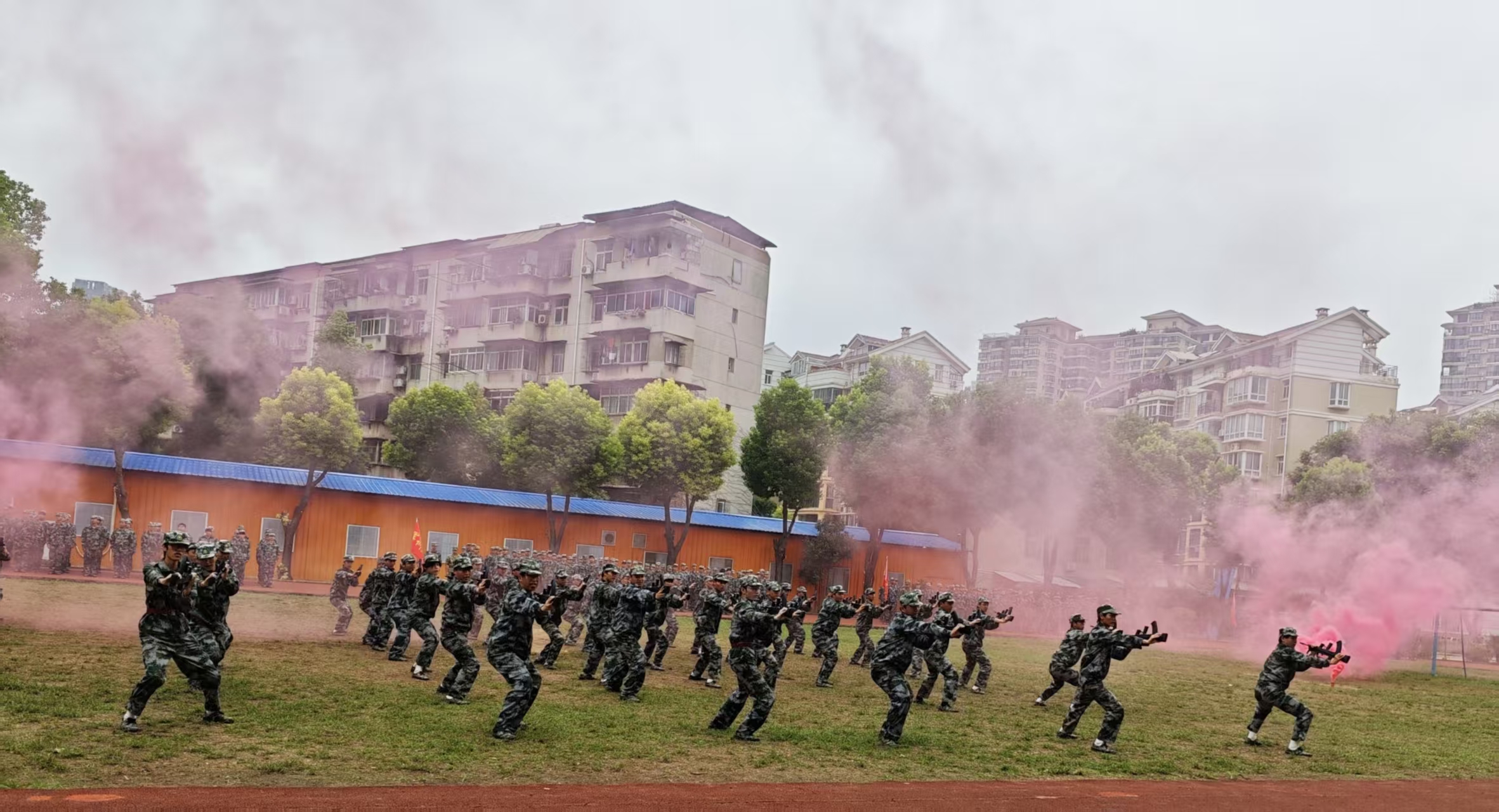 Beat365中文官方网站隆重举行2025级新生军训总结表彰大会