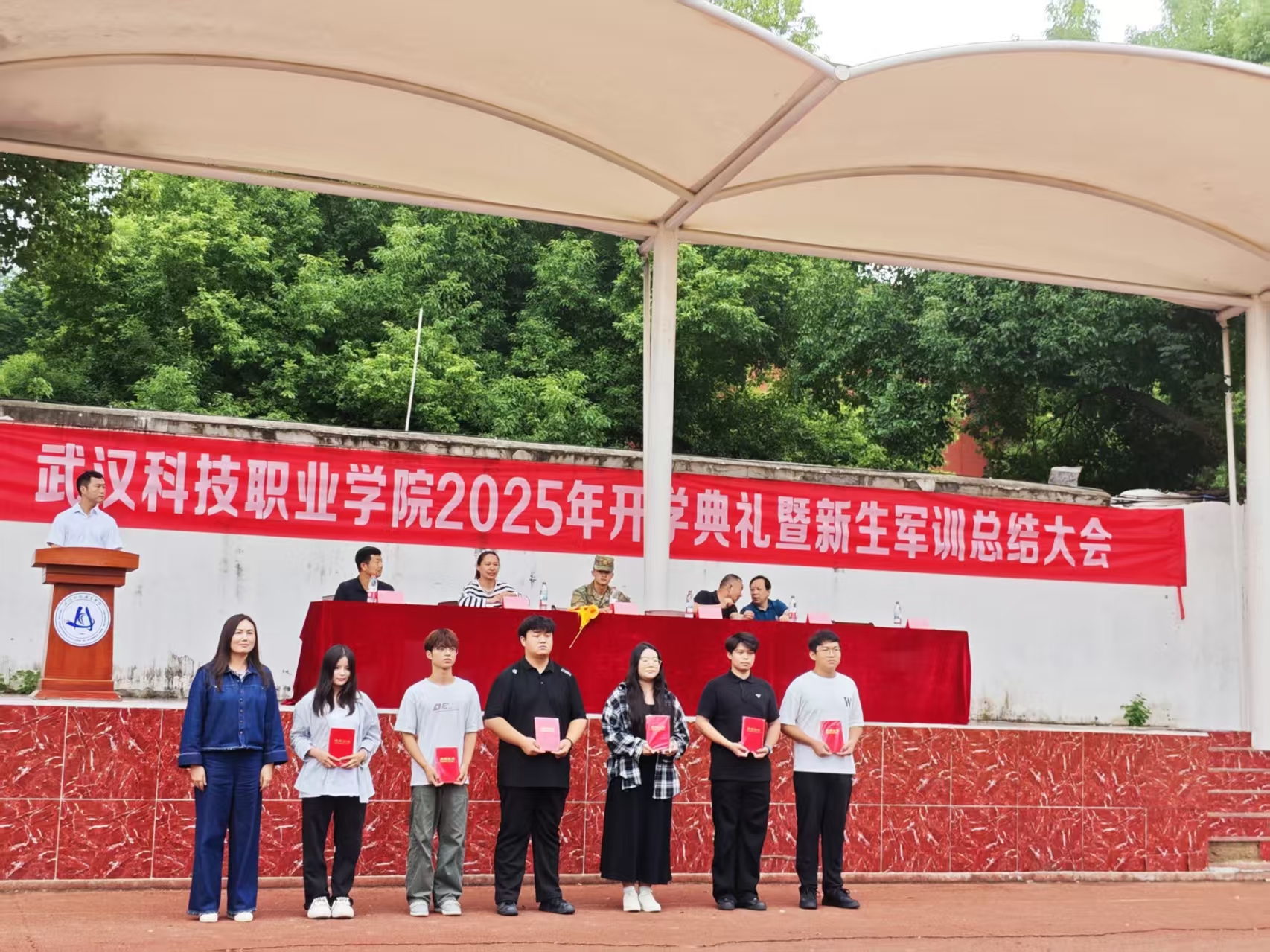 Beat365中文官方网站隆重举行2025级新生军训总结表彰大会