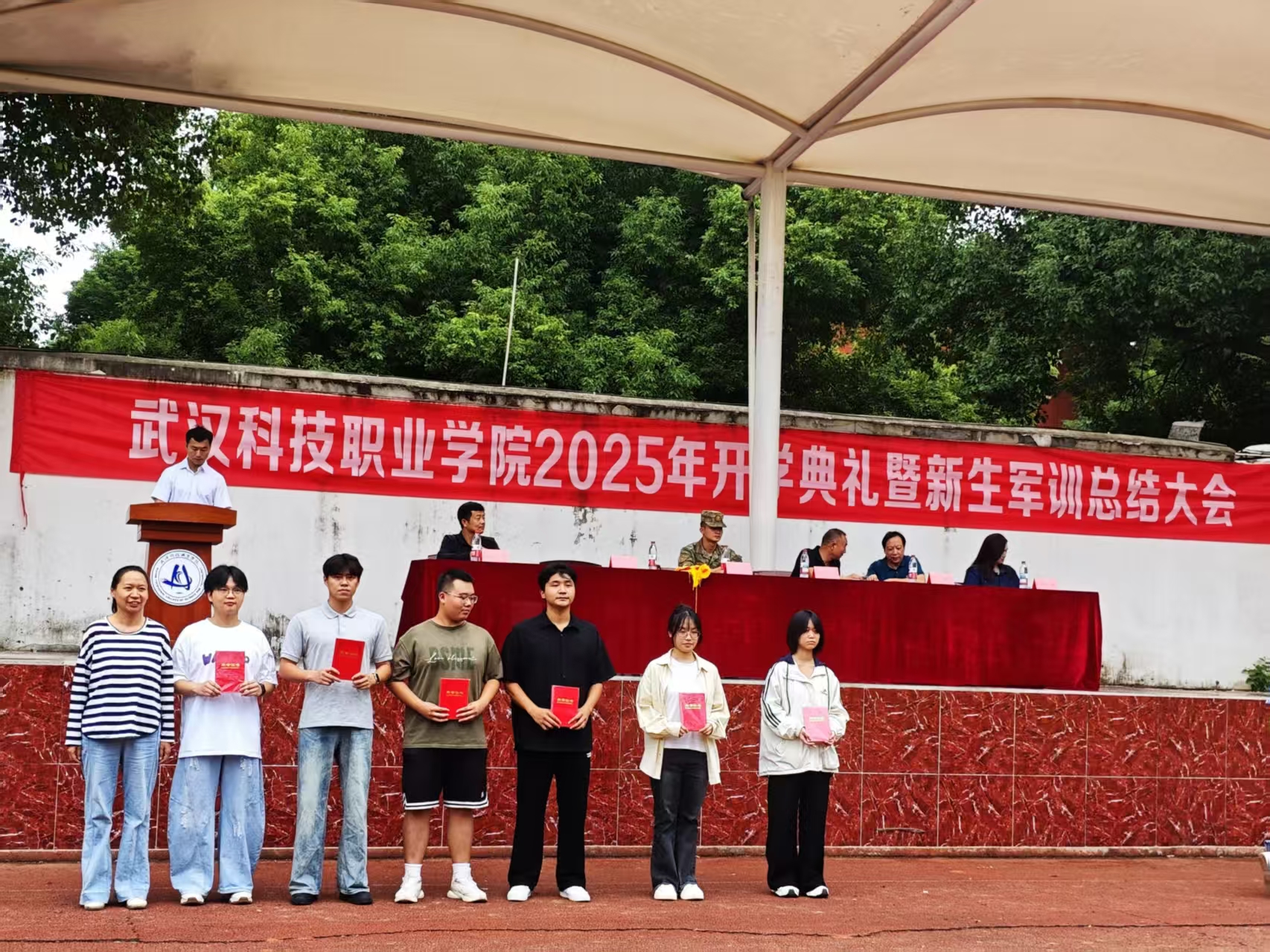 Beat365中文官方网站隆重举行2025级新生军训总结表彰大会