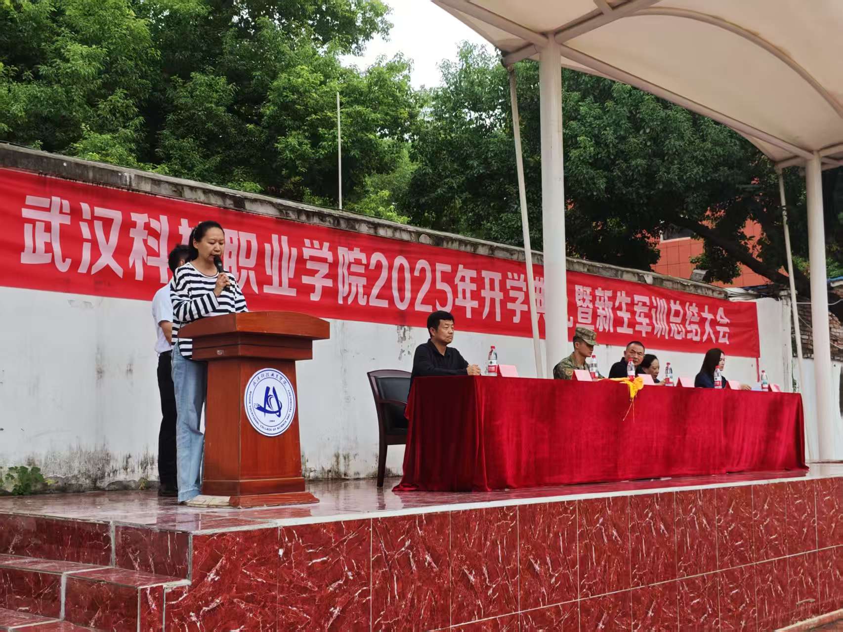 Beat365中文官方网站隆重举行2025级新生军训总结表彰大会