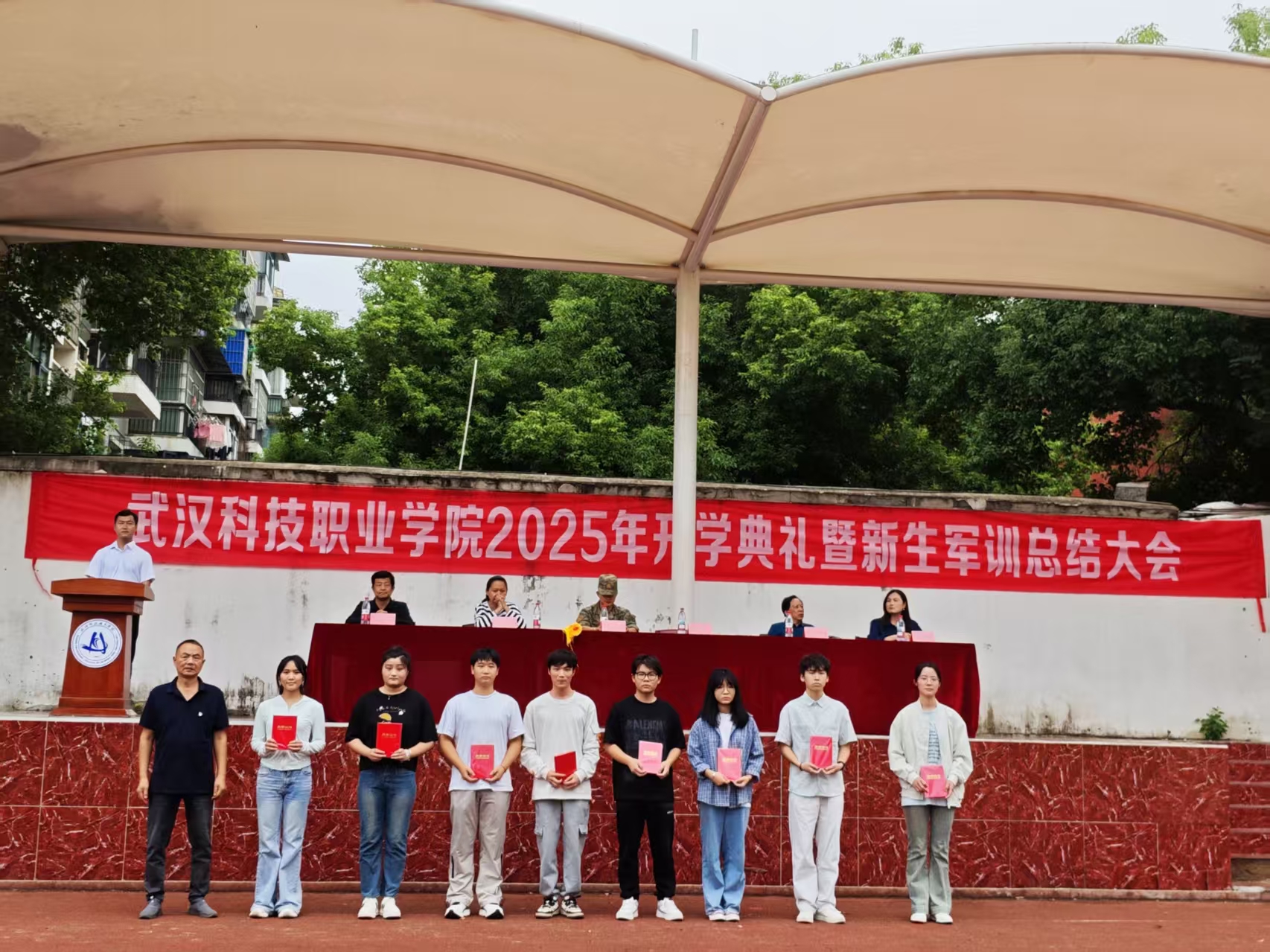 Beat365中文官方网站隆重举行2025级新生军训总结表彰大会