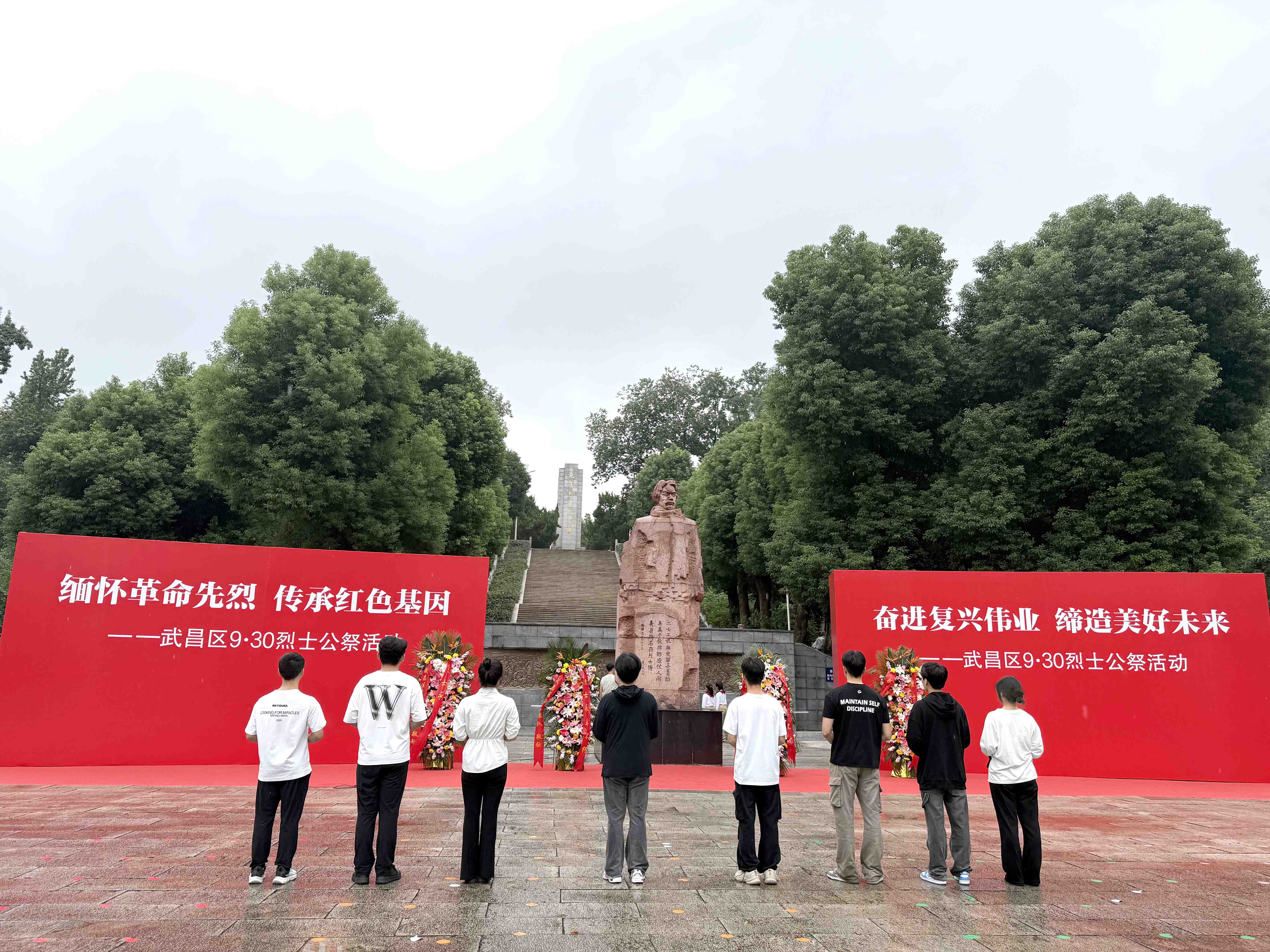 风雨寄哀思，精神永传承 ——Beat365官网师生赴施洋烈士陵园开展祭扫活动