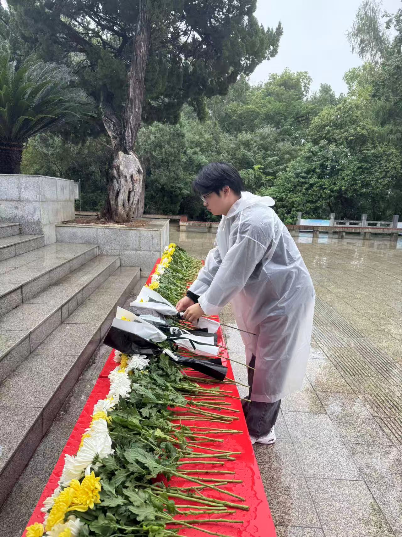 风雨寄哀思，精神永传承 ——Beat365官网师生赴施洋烈士陵园开展祭扫活动