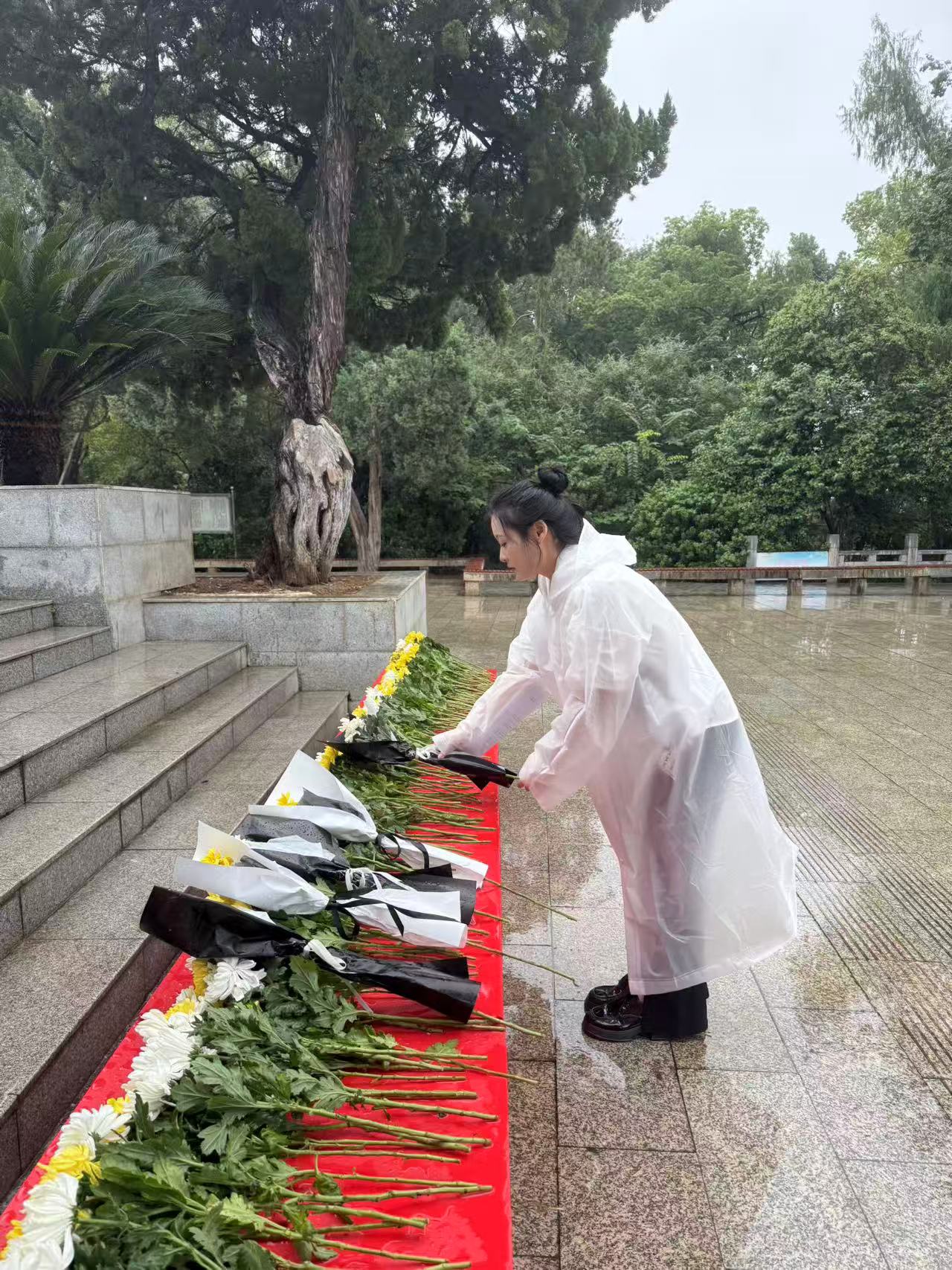 风雨寄哀思，精神永传承 ——Beat365官网师生赴施洋烈士陵园开展祭扫活动