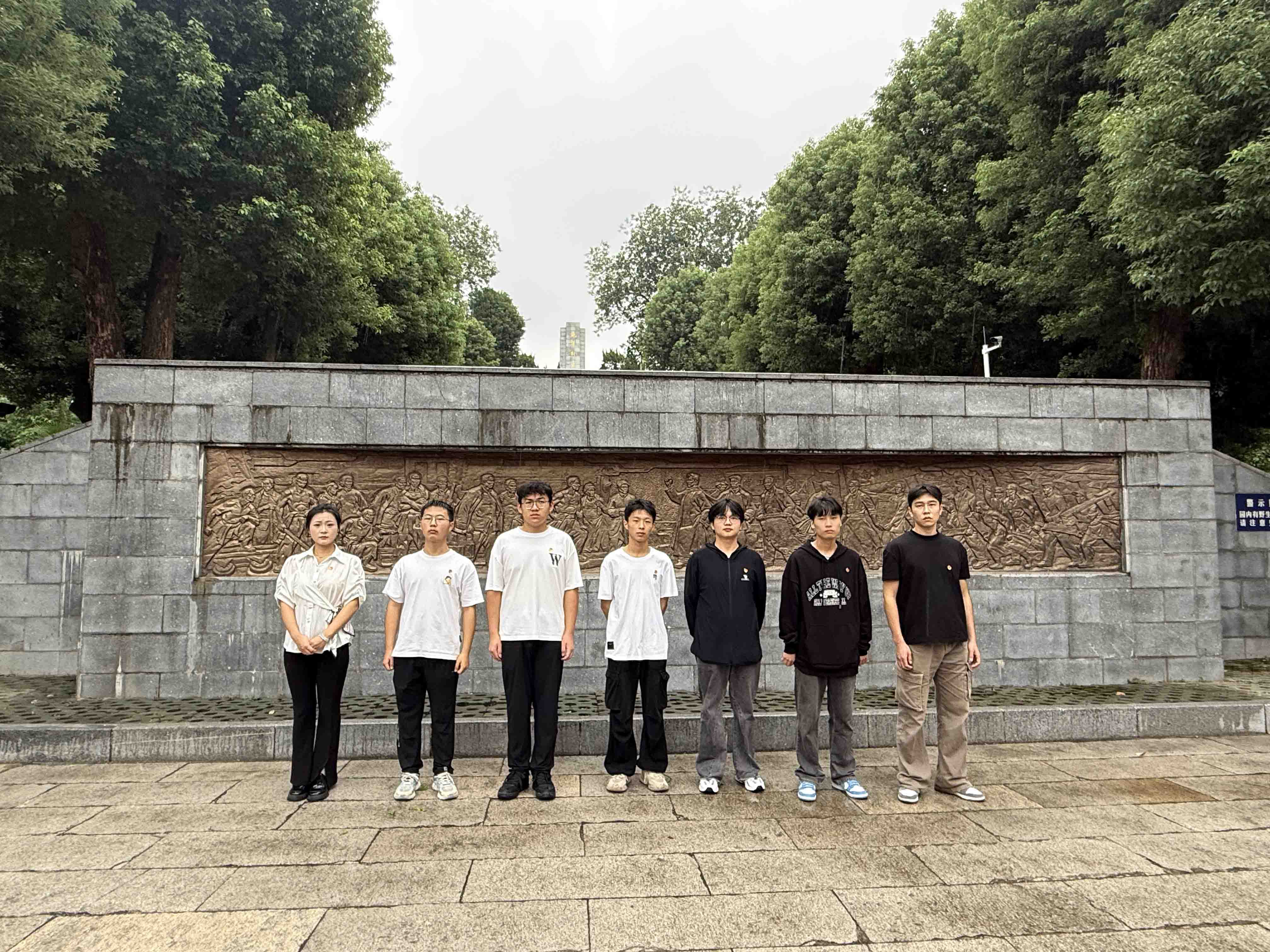 风雨寄哀思，精神永传承 ——Beat365官网师生赴施洋烈士陵园开展祭扫活动