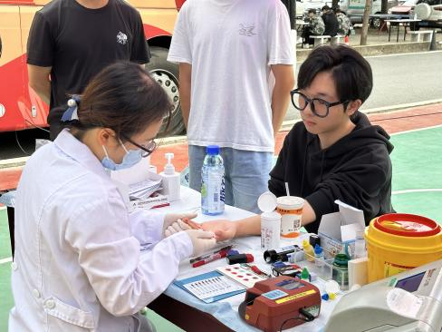 Beat365中文官方网站学子踊跃献血 以热血青春传递爱心