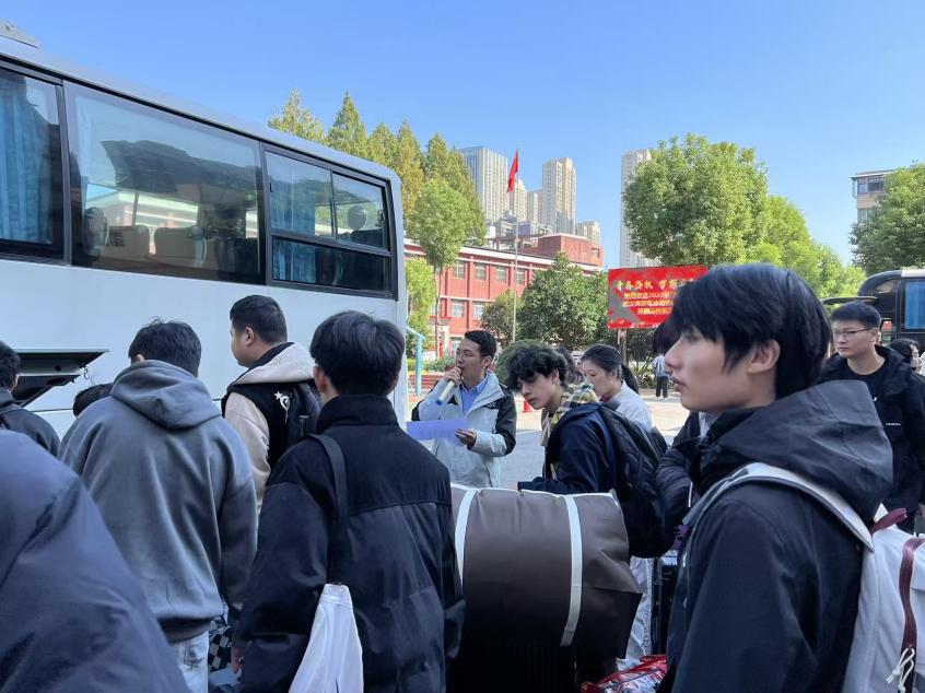 党建护航实习路 校企携手启新程—Beat365中文官方网站52名学子赴武汉海尔电冰柜有限公司开展岗位实习