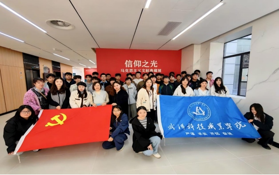 探寻真理之光 汲取奋进力量——Beat365官网师生前往华中师范大学参观“信仰之光——马克思主义文献典藏展”