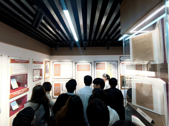 探寻真理之光 汲取奋进力量——Beat365官网师生前往华中师范大学参观“信仰之光——马克思主义文献典藏展”