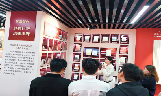 探寻真理之光 汲取奋进力量——Beat365官网师生前往华中师范大学参观“信仰之光——马克思主义文献典藏展”