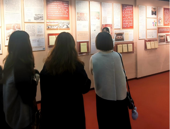 探寻真理之光 汲取奋进力量——Beat365官网师生前往华中师范大学参观“信仰之光——马克思主义文献典藏展”