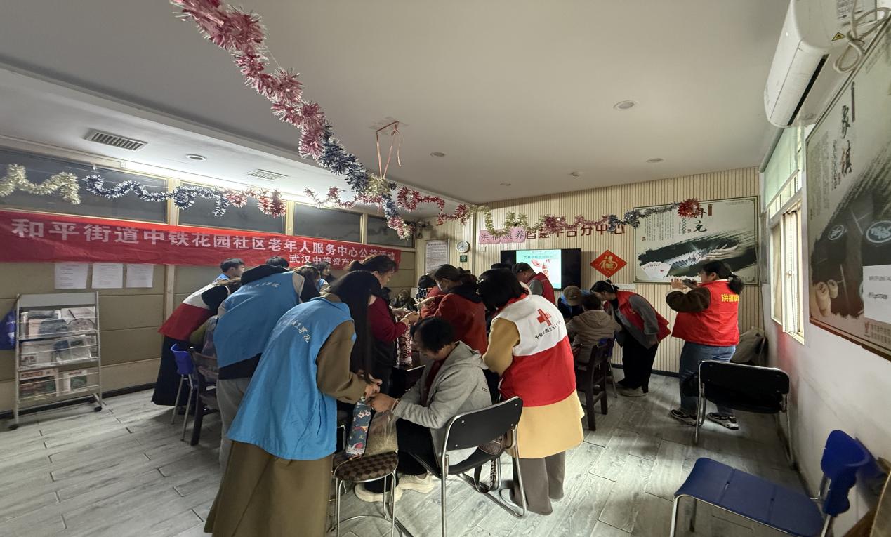 情暖重阳，枕护安康——Beat365中文官方网站志愿者与长者共制艾草腰枕，乐享健康阳光