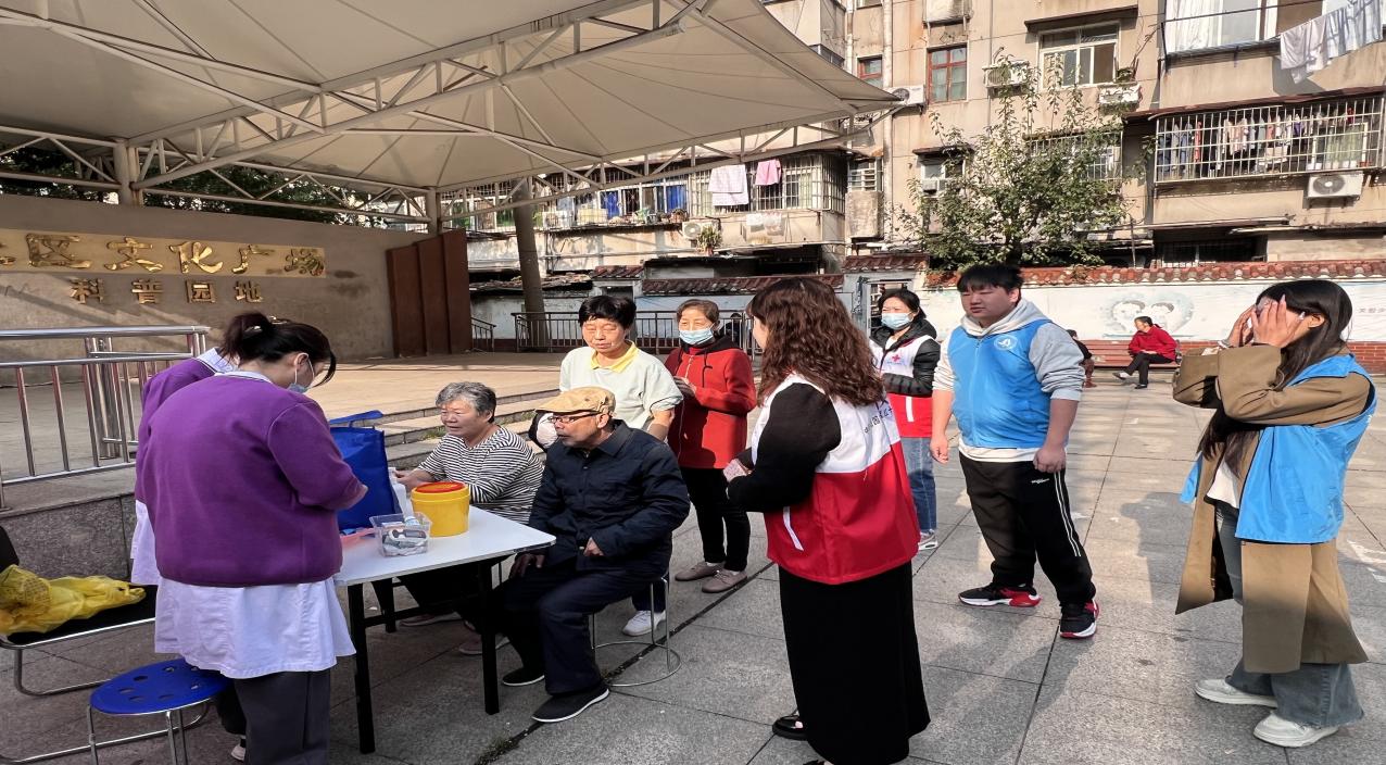 情暖重阳，枕护安康——Beat365中文官方网站志愿者与长者共制艾草腰枕，乐享健康阳光