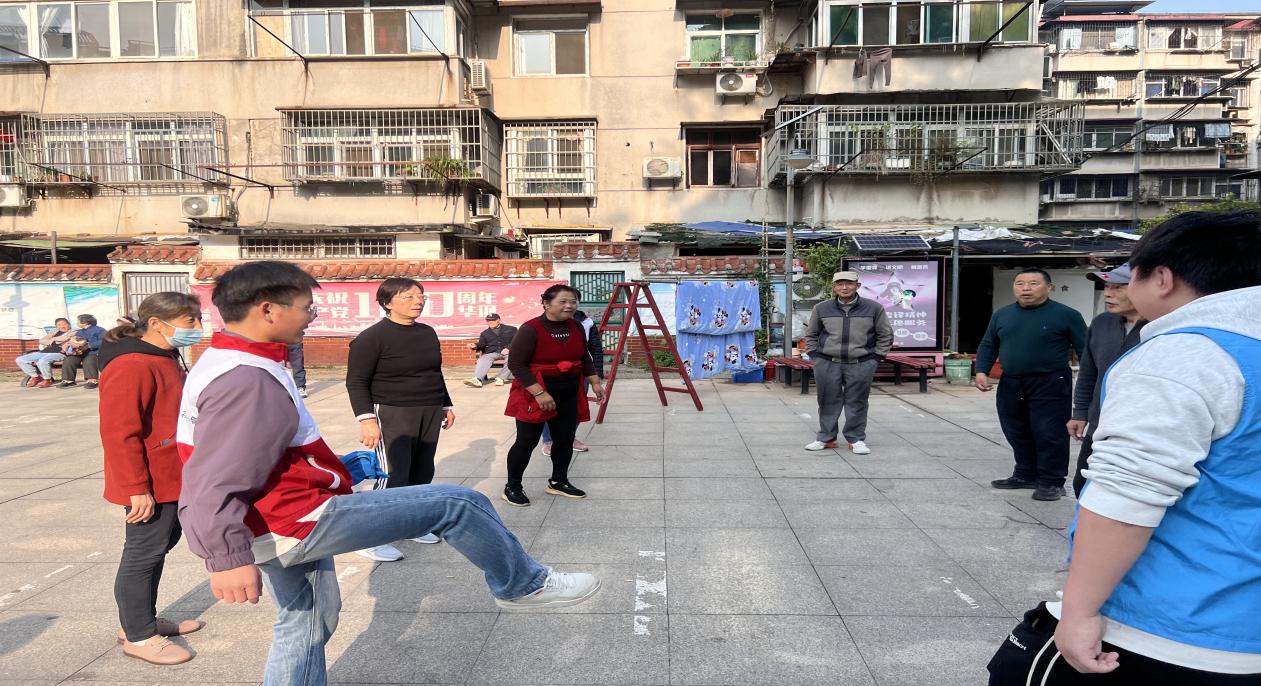 情暖重阳，枕护安康——Beat365中文官方网站志愿者与长者共制艾草腰枕，乐享健康阳光