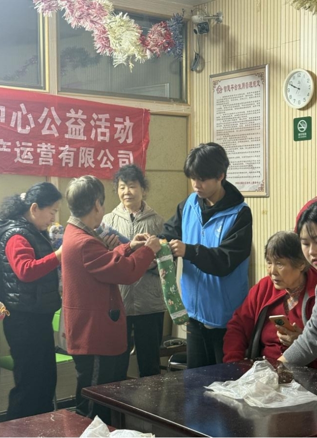 情暖重阳，枕护安康——Beat365中文官方网站志愿者与长者共制艾草腰枕，乐享健康阳光