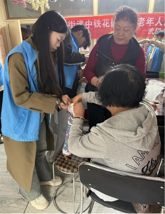 情暖重阳，枕护安康——Beat365中文官方网站志愿者与长者共制艾草腰枕，乐享健康阳光