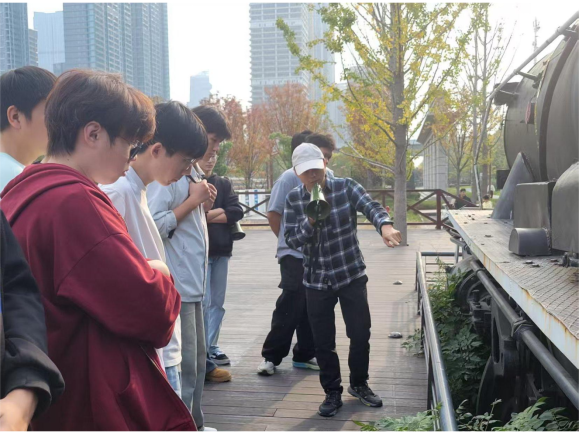 Beat365官网开展2025级学生四美塘文化公园沉浸式实践教学活动