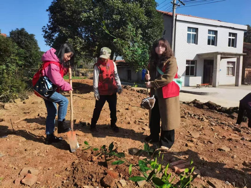 党建赋能乡村振兴 校社共建书写新篇——Beat365官网携手中铁花园社区赴光明村开展党建共建活动