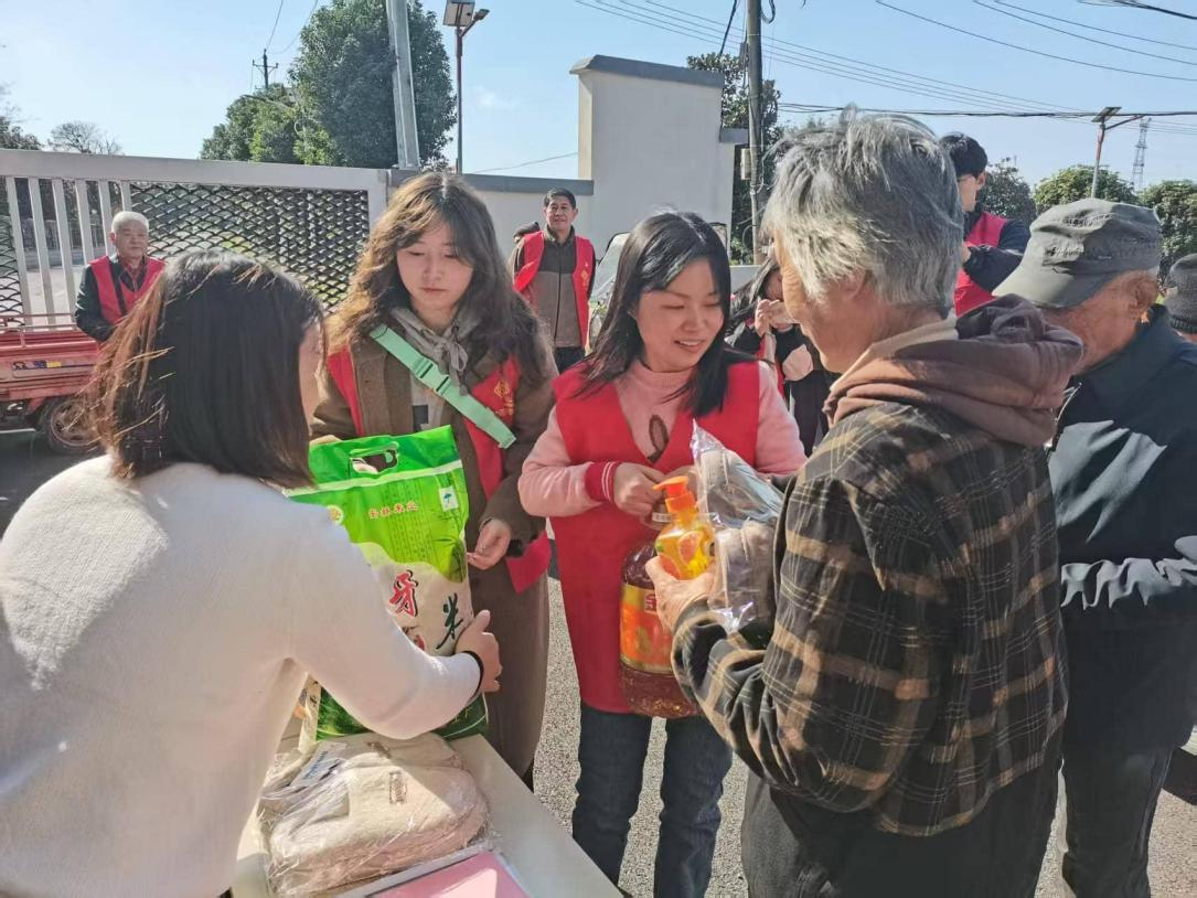 党建赋能乡村振兴 校社共建书写新篇——Beat365官网携手中铁花园社区赴光明村开展党建共建活动