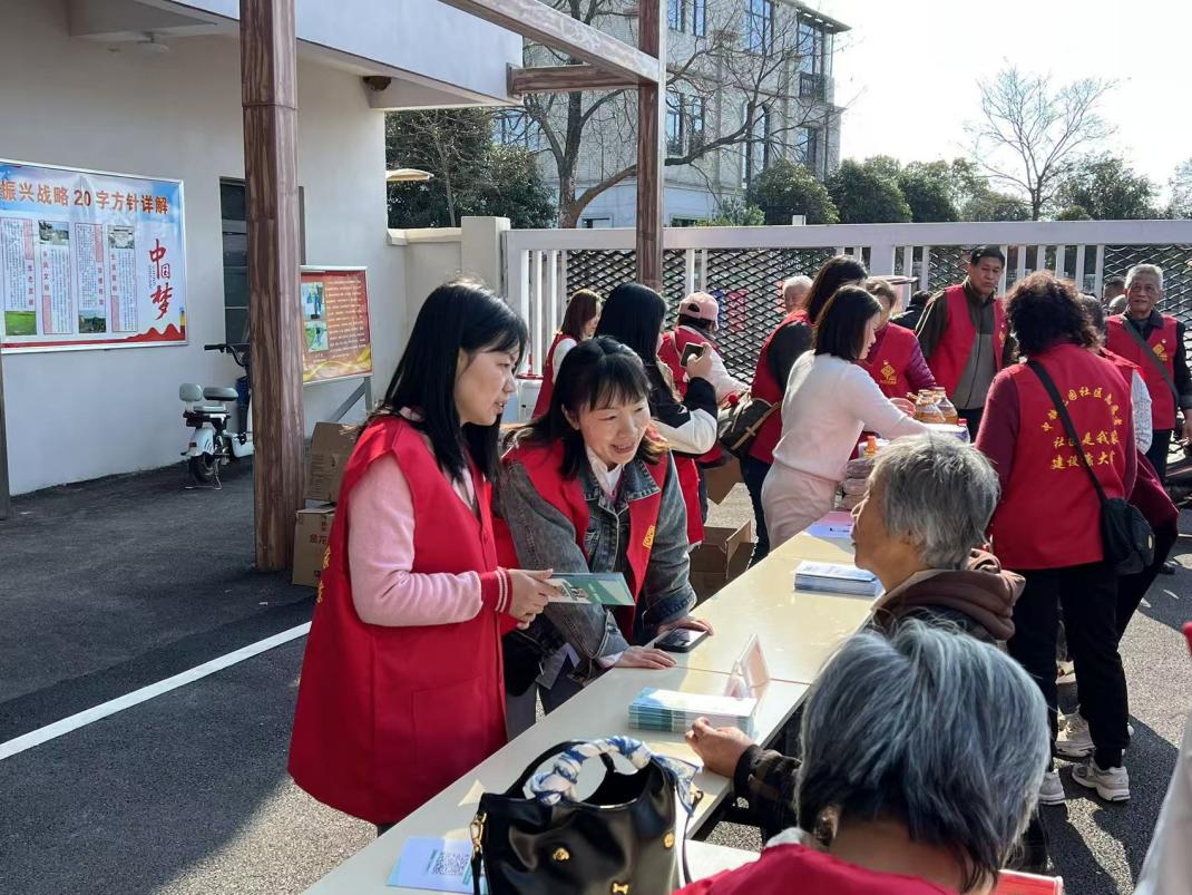 党建赋能乡村振兴 校社共建书写新篇——Beat365官网携手中铁花园社区赴光明村开展党建共建活动