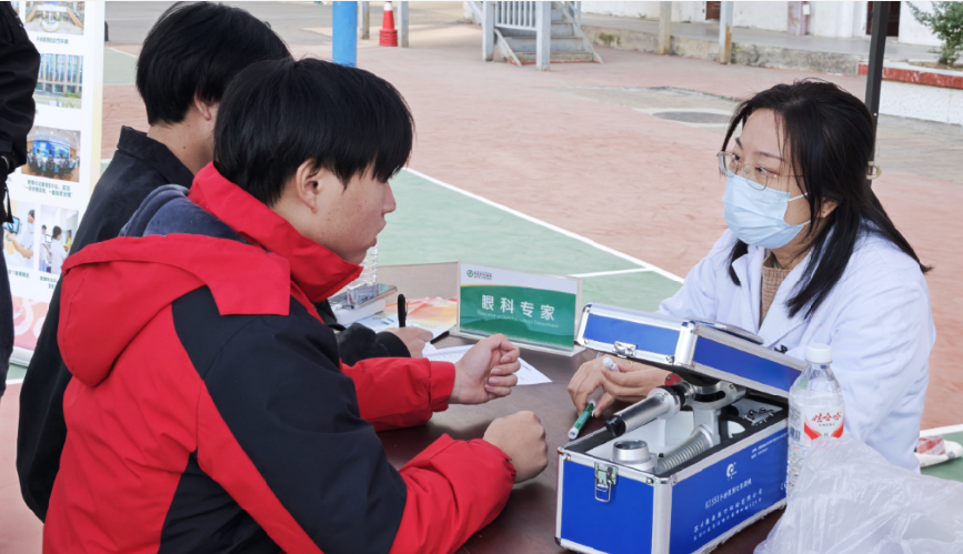 医校协同，暖心护航 ——Beat365中文官方网站携手武汉市中心医院开展“公益义诊进校园”活动