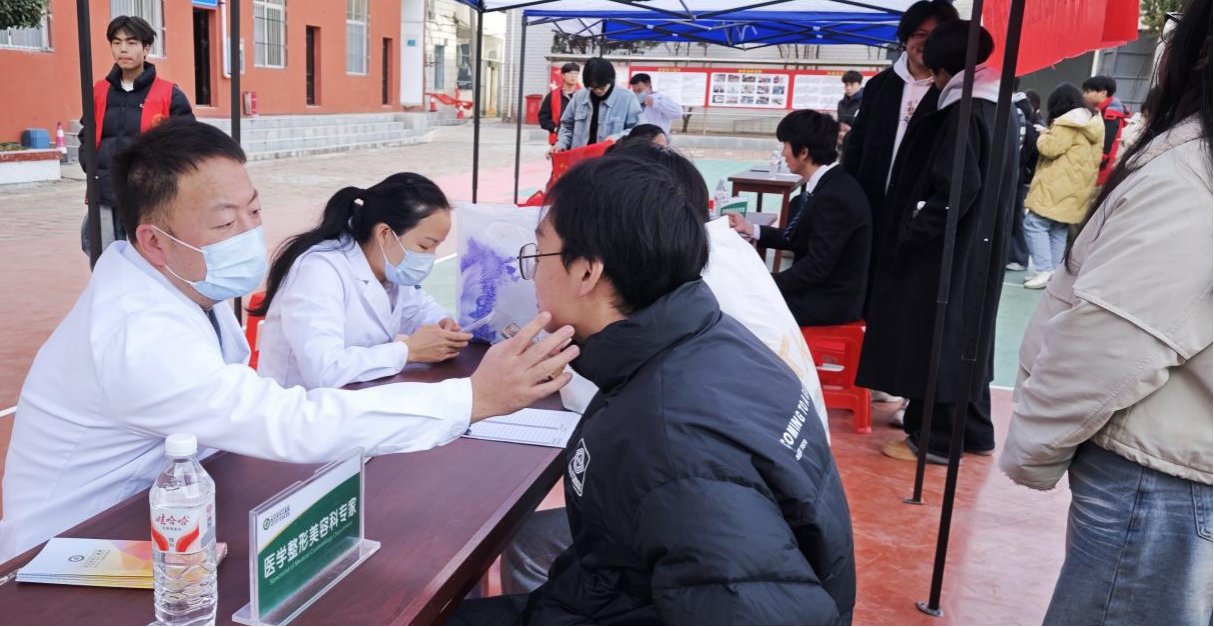 医校协同，暖心护航 ——Beat365中文官方网站携手武汉市中心医院开展“公益义诊进校园”活动