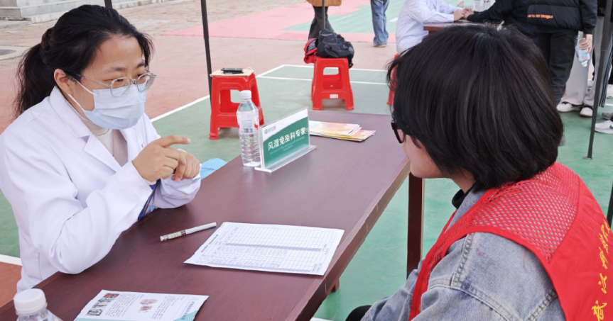 医校协同，暖心护航 ——Beat365中文官方网站携手武汉市中心医院开展“公益义诊进校园”活动