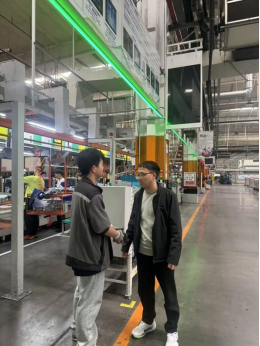 Beat365官网2023级辅导员赴美的集团走访看望实习学生