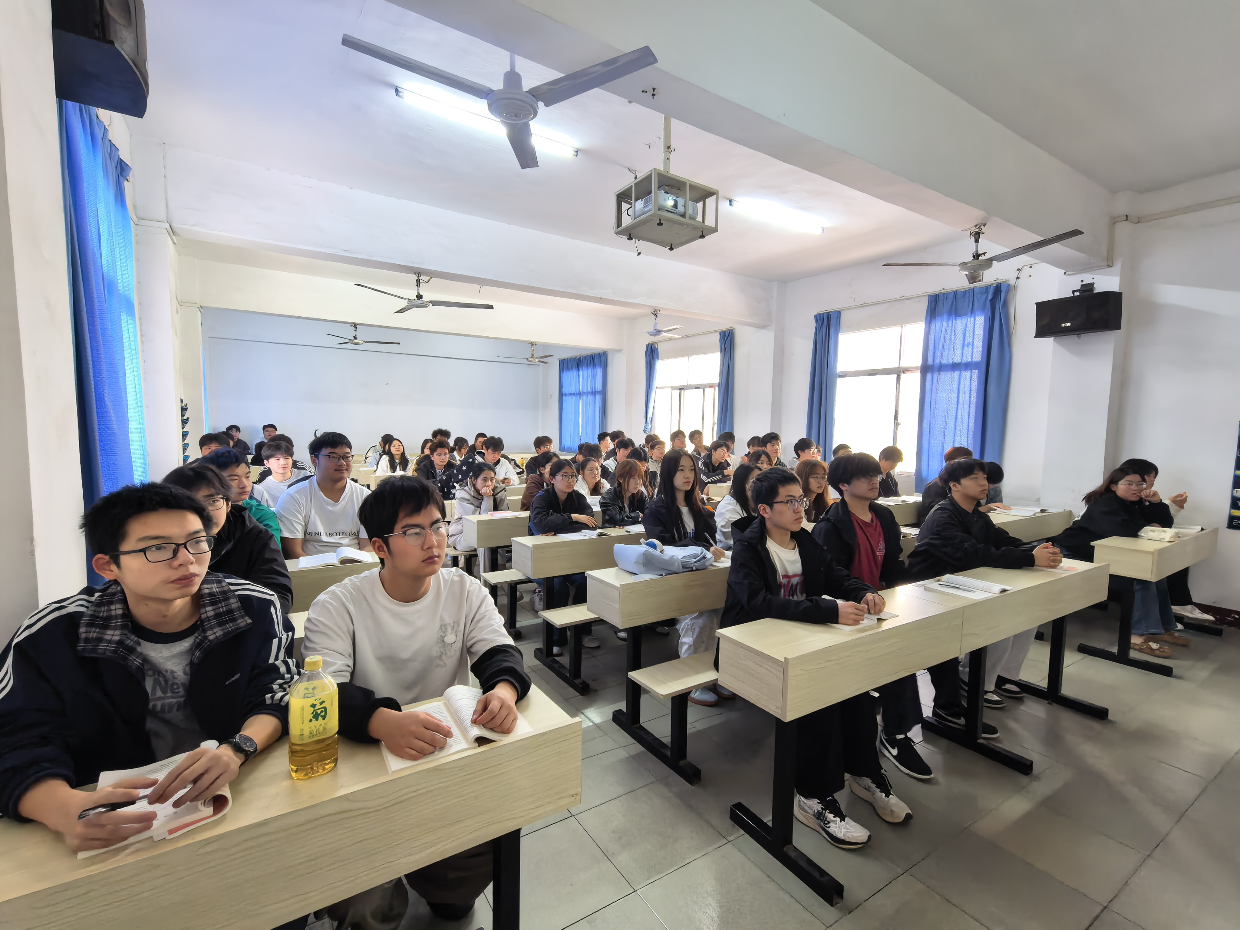 筑牢安全思想根基 勇担时代青年使命  —— Beat365官网组织学生同上总体国家安全观 “思政大课”